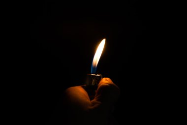 Arka plan ile m yangın alevleri siyah arka plan üzerine