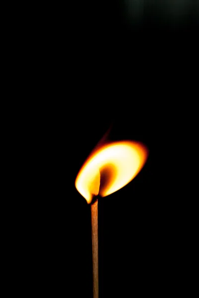 Fondo con m Llamas de fuego sobre fondo negro —  Fotos de Stock