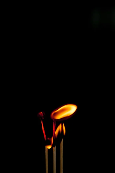 Fond avec m Flammes de feu sur fond noir — Photo