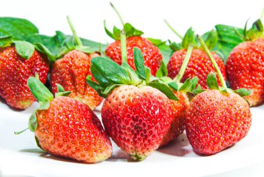 Beyaz arka plan üzerinde çilek