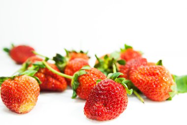 Beyaz arka plan üzerinde çilek