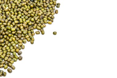 Beyaz arka plan üzerinde Mung fasulye.