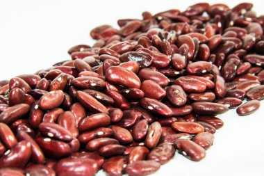 Mercimek beyaz bir arka plan üzerinde dinleme