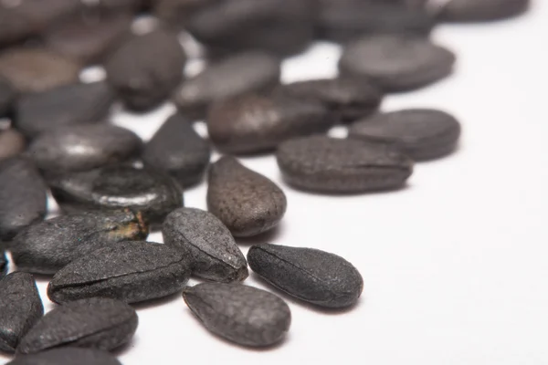 Hromada černých sezamových semen izolovaných na bílém pozadí — Stock fotografie