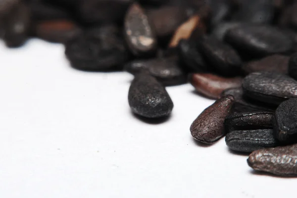 Куча черных кунжута семена изолированы на белом фоне — стоковое фото