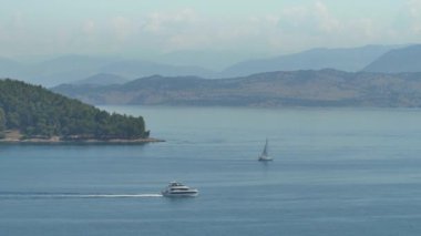 Yunanistan 'ın Korfu kentindeki körfezde gemiler yüzüyor