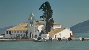 Korfu Adası 'nın Simgeleri: Vlacherna Manastırı, Yunanistan.