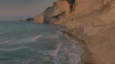 Korfu kıyı şeridi, Yunanistan 'ın kuzeyinde yüksek uçurumlar