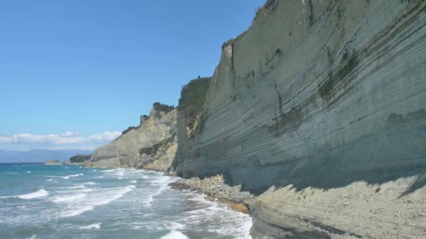 Ακτογραμμή Της Κέρκυρας Ψηλά Βράχια Στα Βόρεια Ενός Νησιού Ελλάδα — Αρχείο Βίντεο