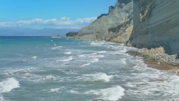 Ακτογραμμή Της Κέρκυρας Ψηλά Βράχια Στα Βόρεια Ενός Νησιού Ελλάδα — Αρχείο Βίντεο