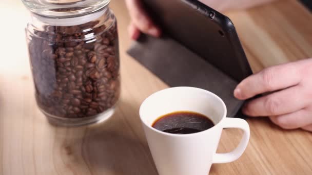 咖啡特写镜头 杯子里有新鲜咖啡 — 图库视频影像