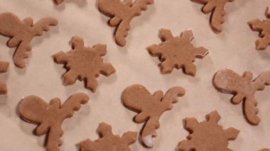 Noel için zencefilli kurabiye hazırlayan kişi. Kesme başlıyor, ren geyikleri, Noel ağaçları ve zencefilli kurabiye adamlar..