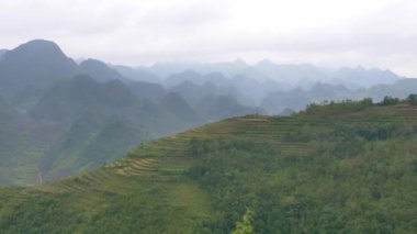 Ha Giang vilayetindeki dağlar, Vietnam.