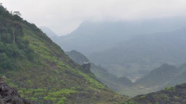 Ha Giang vilayetindeki dağlar, Vietnam.
