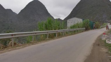 Vietnam, Ha Giang vilayetindeki dağlar. Ha Giang döngüsünde seyahat eden insanlar..  