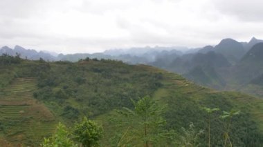 Ha Giang vilayetindeki dağlar, Vietnam.