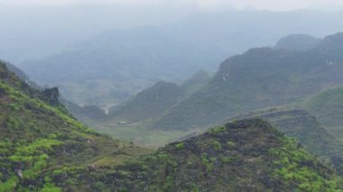 Ha Giang vilayetindeki dağlar, Vietnam.