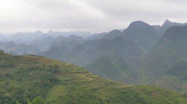 Ha Giang vilayetindeki dağlar, Vietnam.