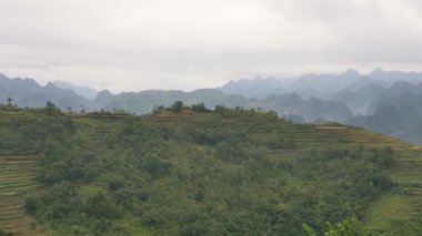 Ha Giang vilayetindeki dağlar, Vietnam.