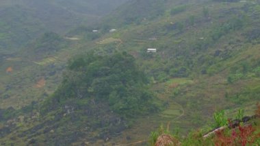 Ha Giang vilayetindeki dağlar, Vietnam.