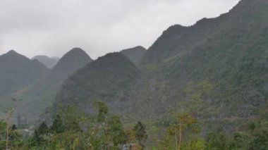 Ha Giang vilayetindeki dağlar, Vietnam.