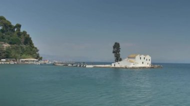 Korfu Adası 'nın Simgeleri: Vlacherna Manastırı, Yunanistan.