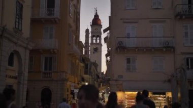 Yunanistan 'ın Korfu kentinde akşam sokak manzarası 