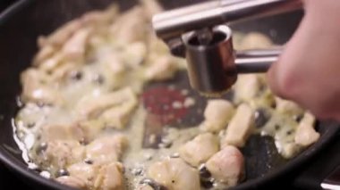 Kızarmış tavuk ve sarımsak..