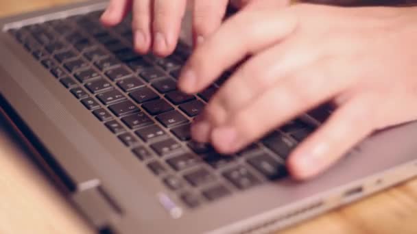 Felnőtt Aki Otthonról Dolgozik Egy Személy Gépel Laptop Billentyűzetén Reggeli — Stock videók