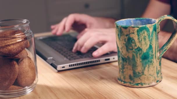 在家里工作的成年人 在笔记本电脑键盘上打字的人 在笔记本电脑上工作时的清晨长颈鹿 — 图库视频影像