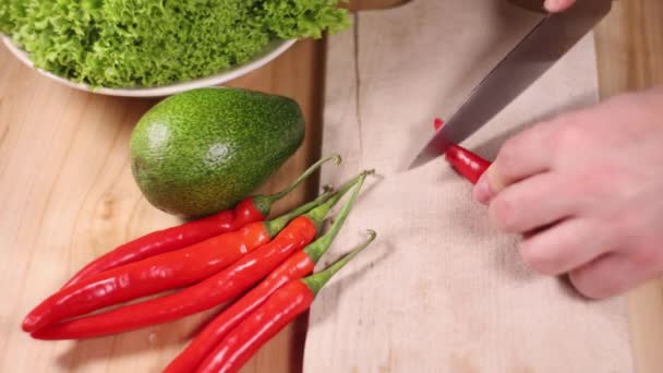 Hombre Amateur Cortando Vegetales Casa Primer Plano Imágenes Una Persona — Vídeos de Stock