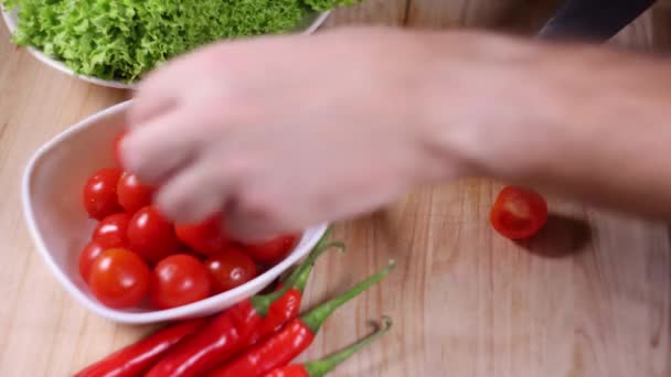Людина Людина Ріже Вегетаріанці Вдома Крупним Планом Кадри Людини Готує — стокове відео