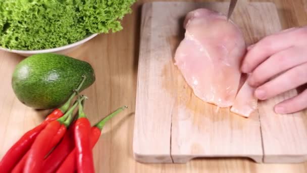 Άνθρωπος Κοπής Στήθος Κοτόπουλου Ένα Τραπέζι Κουζίνας Γεμάτο Λαχανικά — Αρχείο Βίντεο
