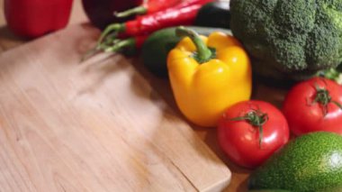 Sebze dolu bir masada şampiyonları temizliyorum..