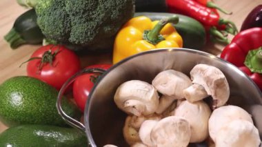 Sebze dolu bir masada şampiyonları temizliyorum..