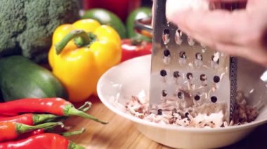 Sebze dolu bir masada rendelenmiş campignonlar..