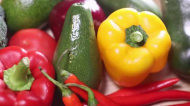 Renkli sebzeler mutfak masasında kapanıyor..