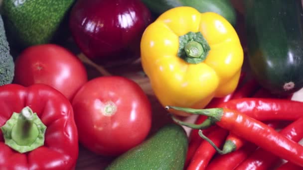 Renkli Sebzeler Mutfak Masasında Kapanıyor — Stok video