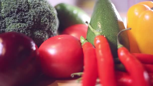 Renkli Sebzeler Mutfak Masasında Kapanıyor — Stok video