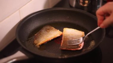 Tavada kızarmış somon filetosu..