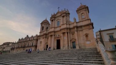 Sicilya, Noto Panoraması. Turistlerle dolu şehirde akşam.