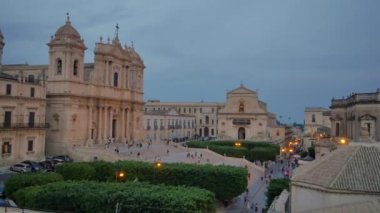 Sicilya, Noto Panoraması. Turistlerle dolu şehirde akşam.