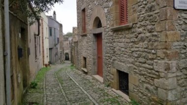 Erice caddeleri, Sicilya. Dağdaki küçük turistik kasaba.