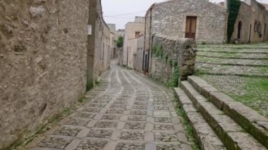 Erice caddeleri, Sicilya. Dağdaki küçük turistik kasaba.