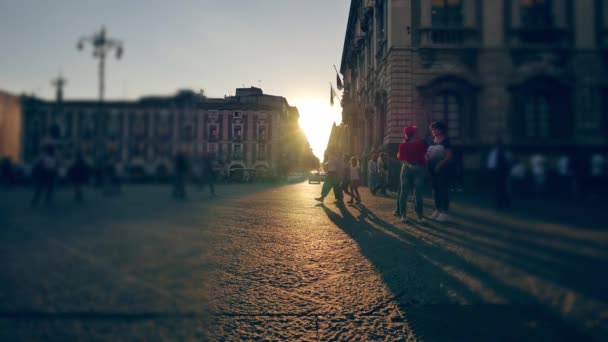 Des Gens Méconnaissables Dans Rue Rue Sicilienne Lumière Coucher Soleil — Video