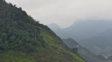 Ha Giang vilayetindeki dağlar, Vietnam.