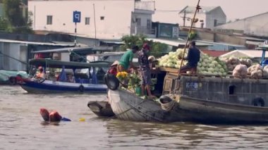 Vietnam 'daki Mekong Deltası. Teknenin manzarası. Cai Güney Vietnam 'da yüzen bir pazar olacak..
