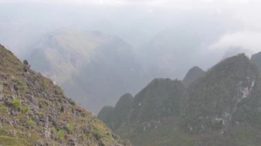 Ha Giang vilayetindeki dağlar, Vietnam.