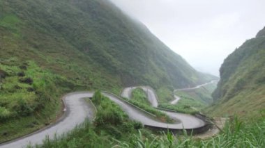 Vietnam, Ha Giang vilayetindeki dağlar. Ha Giang döngüsünde seyahat eden insanlar..