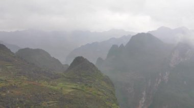 Ha Giang vilayetindeki dağlar, Vietnam.